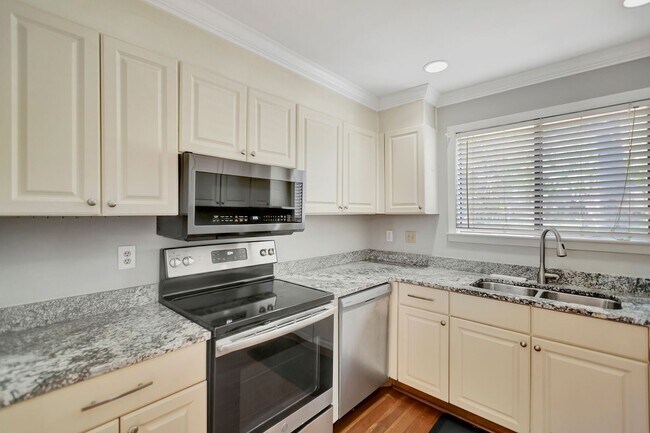 Building Photo - Prime Location Near Ravenel Bridge & Charl...