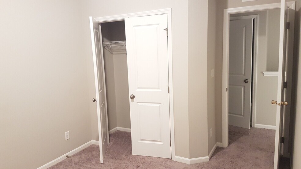 Building Photo - 810 SE 10th Ln