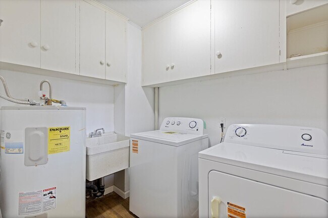Building Photo - ALK - 1820 Sylvan Highlands Triplex