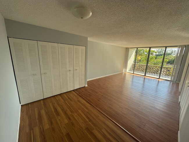 Building Photo - 4222 Inverrary Blvd