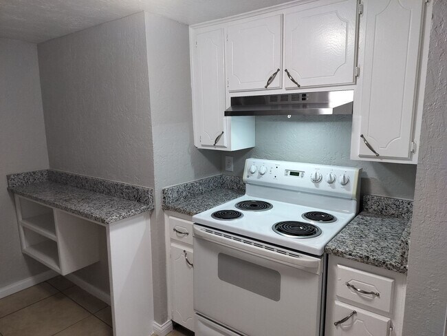 Building Photo - 2 Bedroom 1.5 Bathroom Townhouse with granite countertops and washer/dryer provided