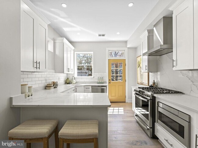 Building Photo - 532 Shepherd St NW