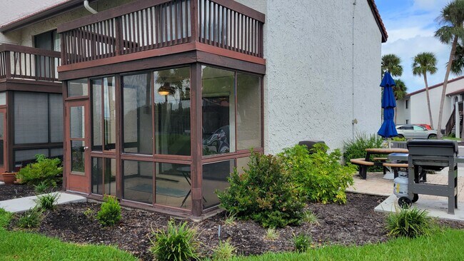 Building Photo - LEASE PENDING Annual/Seasonal turnkey furnished 2/2 end townhome in waterfront community by Siest...