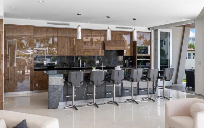 Building Photo - 3300 NE 39th St