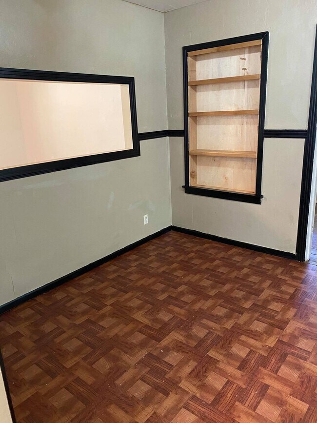 Building Photo - 1409 W San Antonio St