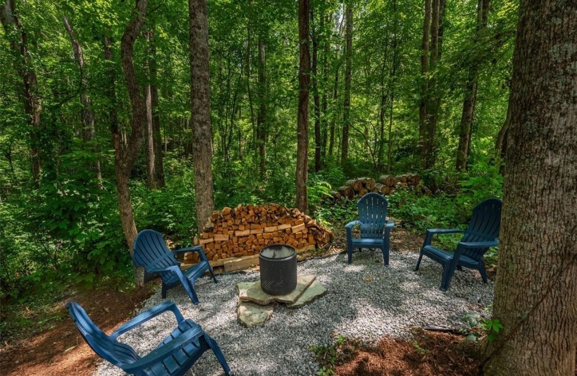 Building Photo - 15 Maplewood Dr