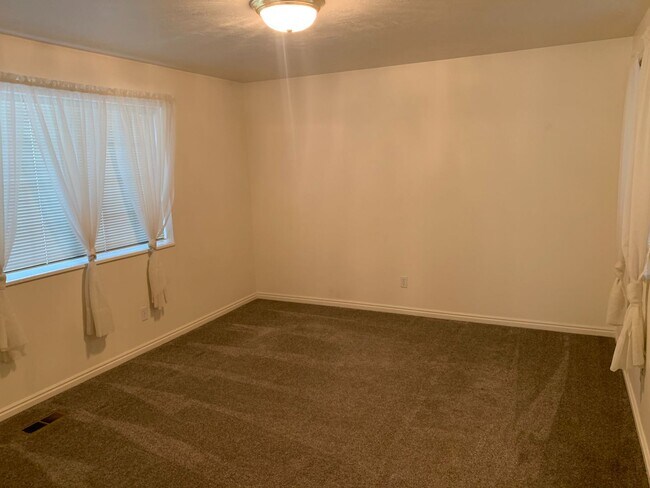 Building Photo - Lovely twinhome for rent.