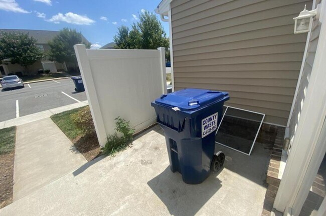 Building Photo - 3 Bedroom Townhouse in Cornerstone