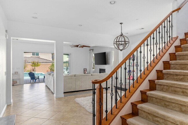 Building Photo - 5 Bed home w/downstairs bed. Private pool.