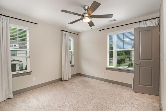 Building Photo - 2 Bed 2.5 bath Bellevue townhome 1,152 SqFt