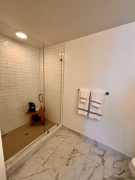 Building Photo - 2500 NE 181st St