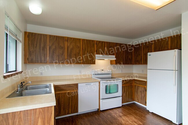 Building Photo - 704 Ponderosa Dr