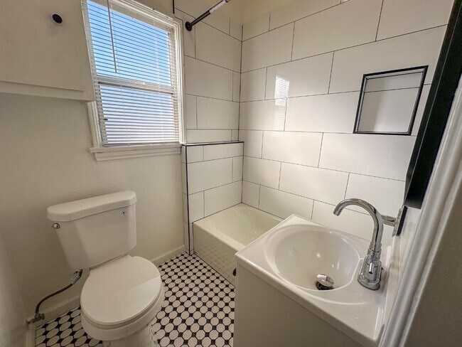 Building Photo - 810 E Chevy Chase Dr