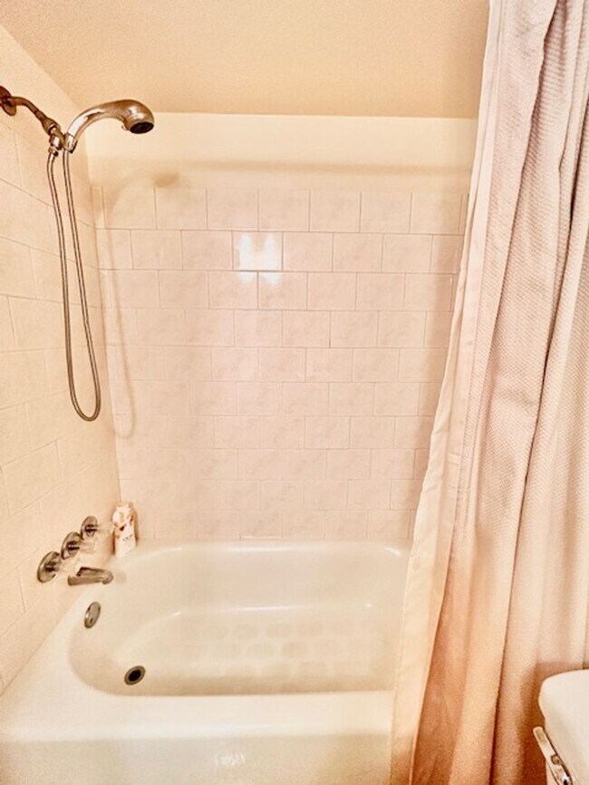 Building Photo - Cozy Oasis in Rockville!