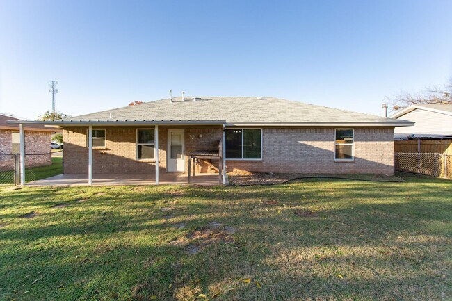 Building Photo - Spacious 2 Bedroom Home!