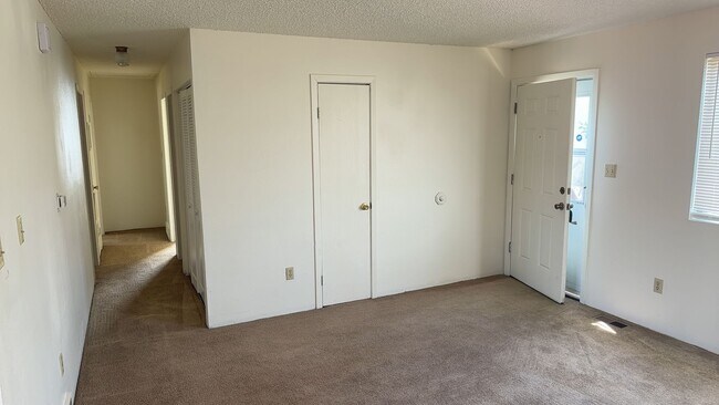 Building Photo - 4988 Ivor Dr