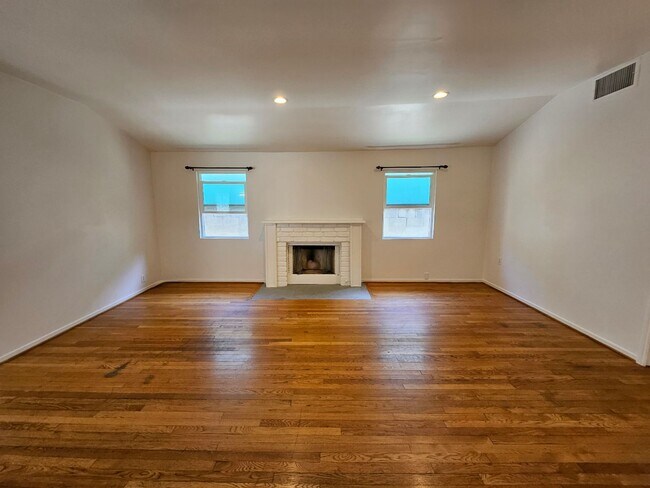 Building Photo - New Listing: Cozy 3-Bedroom, 3-Bathroom Ho...