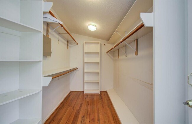 Building Photo - 6855 Bellgreen Dr