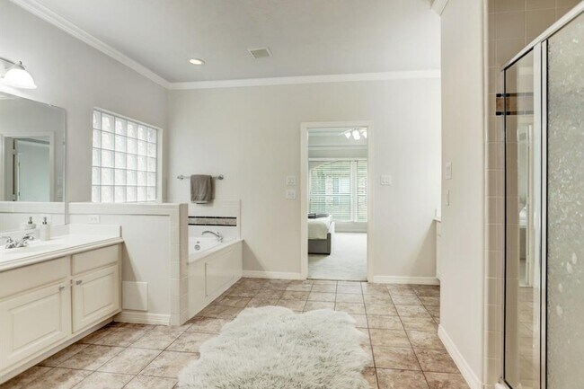 Building Photo - 1506 Shady Villa Fern