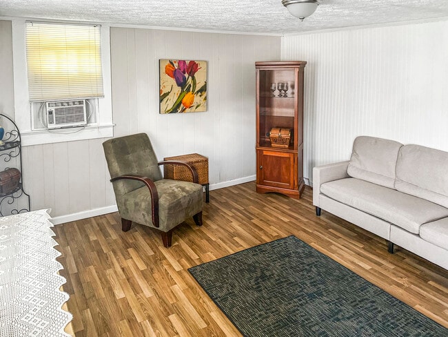 Building Photo - 210 Thurston Ave