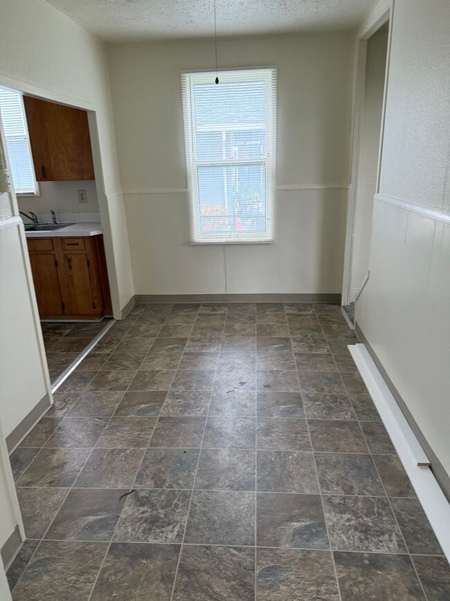 Building Photo - Cute 3 bed house, Great price!