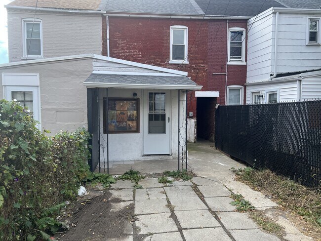 Building Photo - 615 Lake St