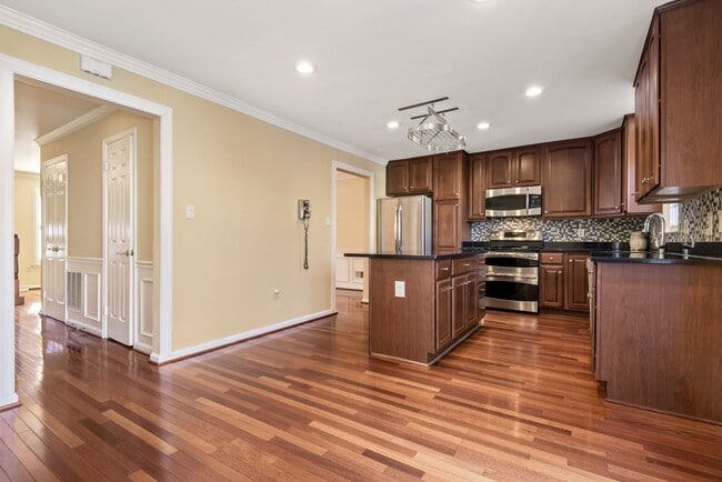 Building Photo - 8015 Merry Oaks Ln