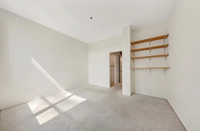 Building Photo - Modern Unit in Prime Location