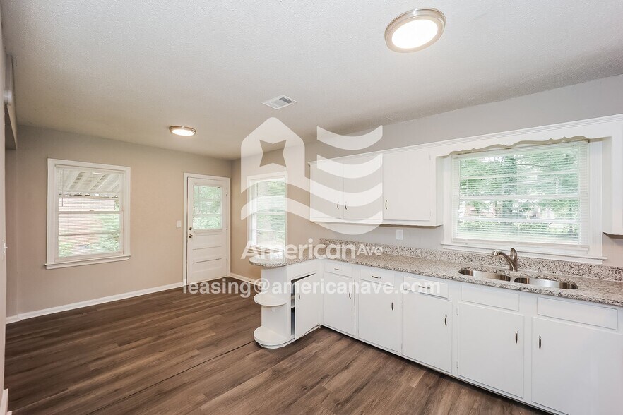 Building Photo - 4016 Singer Dr