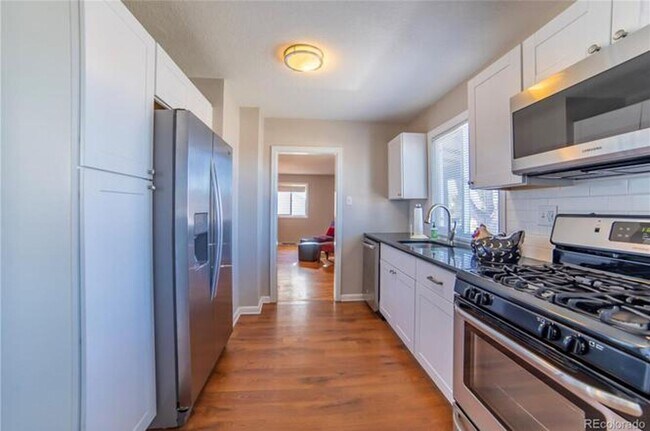 Building Photo - Nicely Remodeled 2 bedroom Bungalow.