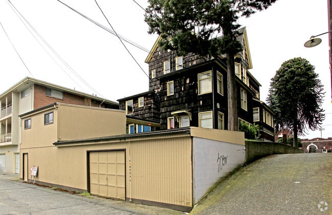 Building Photo - 2610 Hoyt Ave