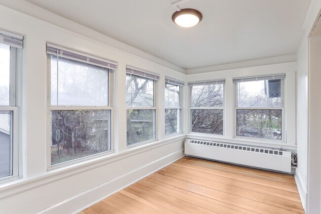 Building Photo - 2105 Como Ave