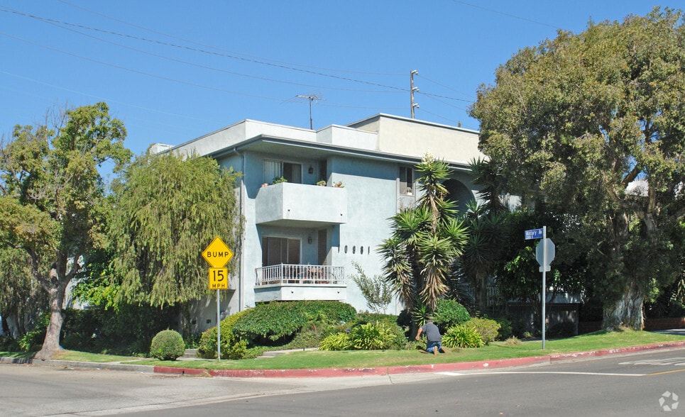 Building Photo - 10981 Rose Ave