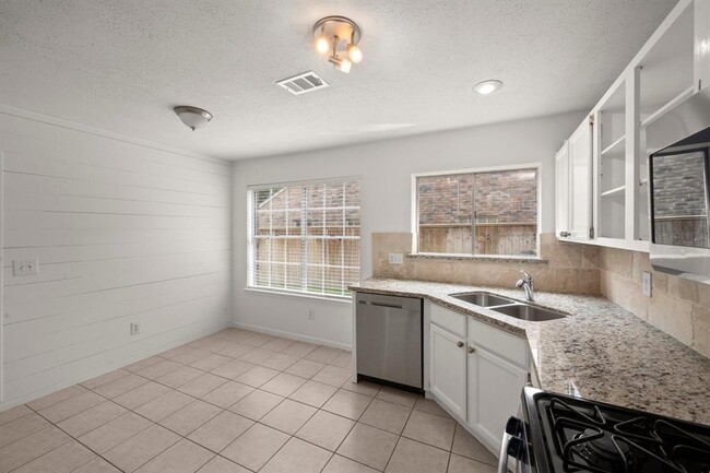 Building Photo - 6 E Stony Bridge Cir