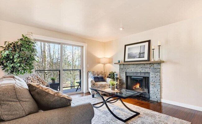 Building Photo - Luxurious, Bright and Meticulously Maintained 2 Bed and 2 Bath Condo