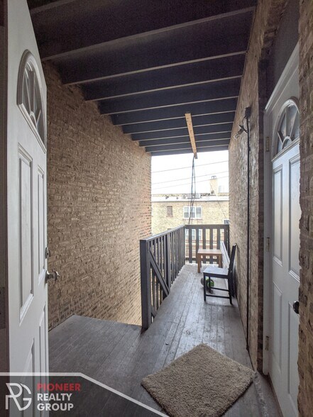 Building Photo - 953 W Cornelia Ave