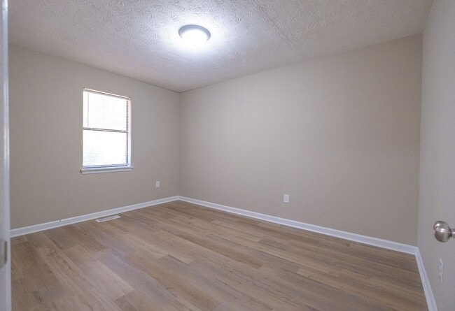 Building Photo - Cozy 2 bedroom, 1 bath duplex - Oconee Connector