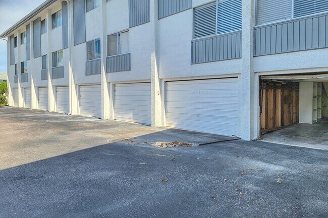 Building Photo - 14800 Walsingham Rd