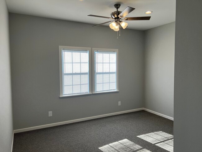 Building Photo - 900 NE Acc Rd