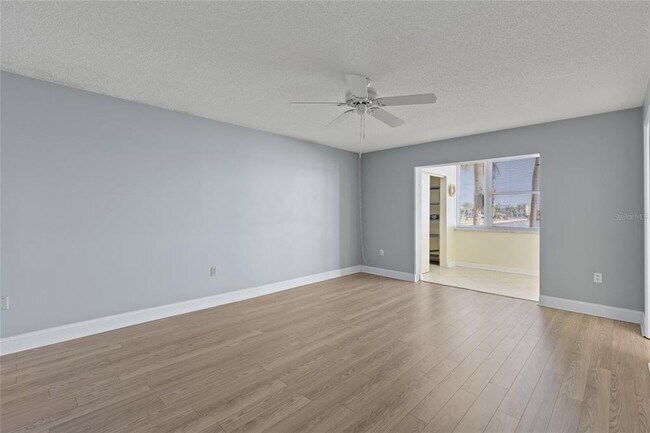 Building Photo - 4775 Cove Cir