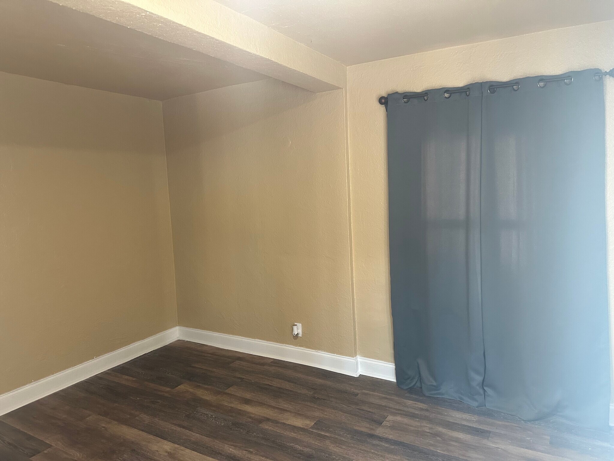 Building Photo - 124 S Oleander Ave