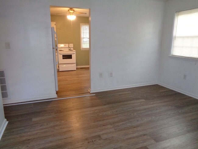 Building Photo - Cute House-Nice Yard!