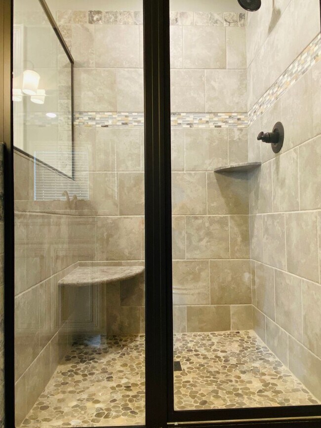 Building Photo - Luxury Home in Sango