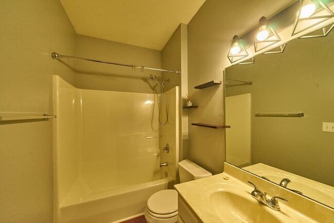 Building Photo - Wonderful 2 bedroom 2 bath Condo End Unit ...