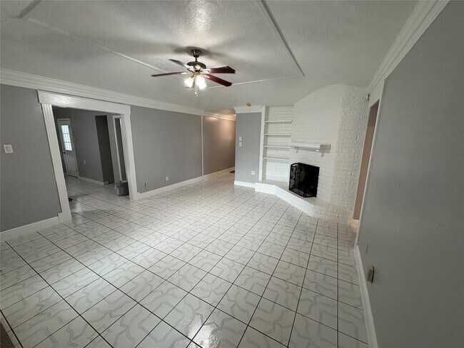 Building Photo - 10434 Towne Oak Ln