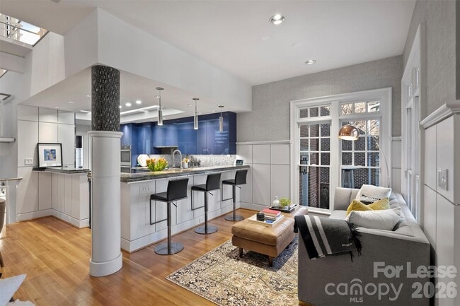 Building Photo - 1124 Dilworth Crescent Row