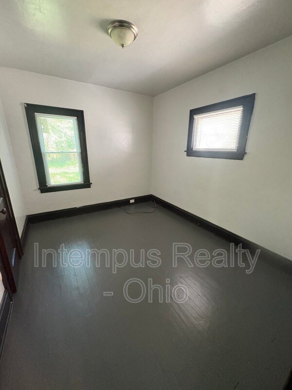 Building Photo - 4072 E 139th St