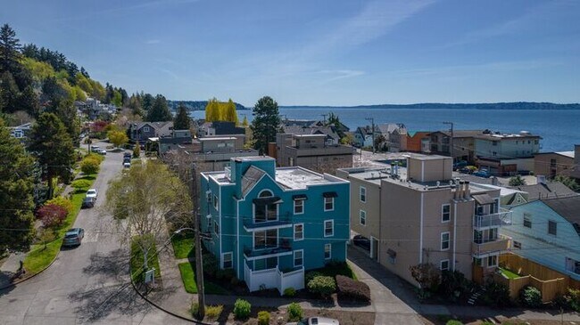 Building Photo - Beautifully Remodeled Top Floor Alki Condo with Views!