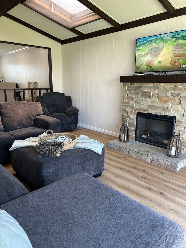 Building Photo - Beautiful 3 Bedroom 2 Bath !!