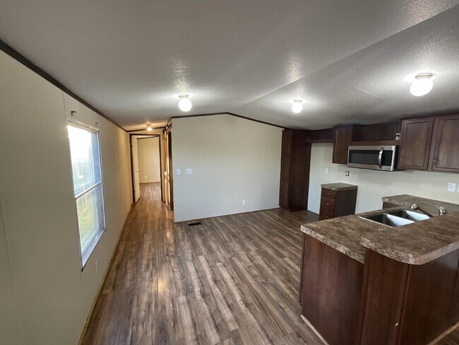 Building Photo - Charming 3-Bed, 2-Bath Retreat: Spacious 1216 Sq Ft Mobile Home in Peaceful Brazoria, TX!